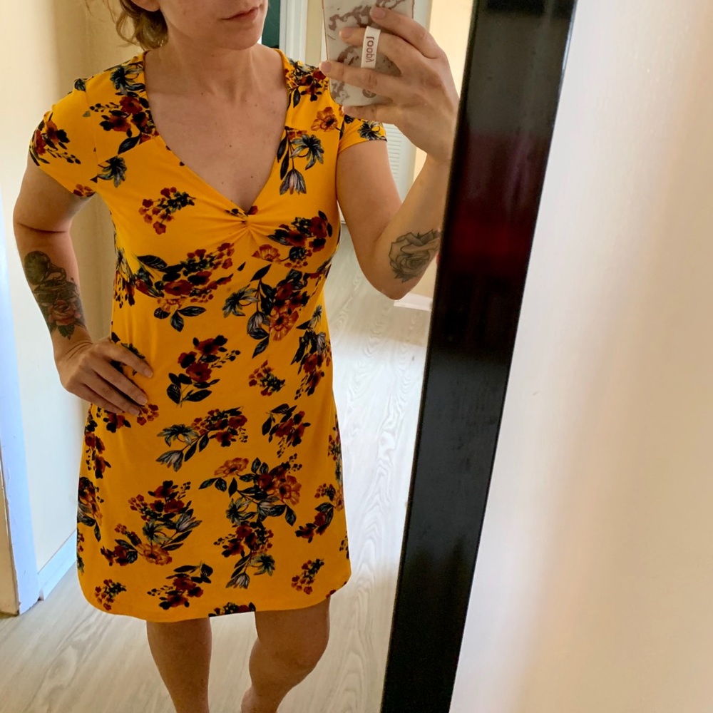 ✅Yellow / flower print dress